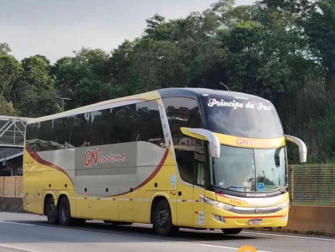 Ônibus amarelo e prata da GN Turismo